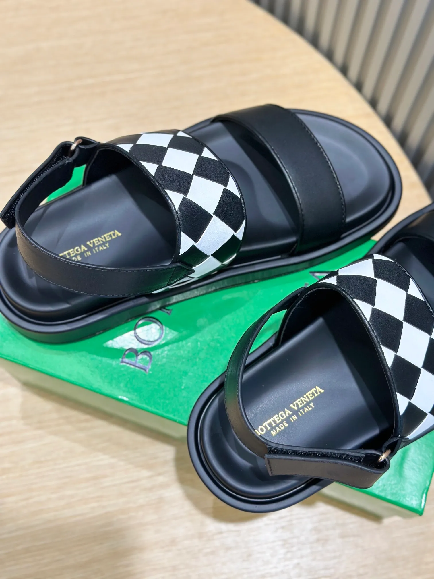 Factory price: 360💰BV hand-woven men's slippers and sandals - suitable for walking. It still emphasizes minimalism and practical wearability, but is full of vivid artistry. Super classic, luxurious and comfortable, imported cowhide + cowhide lining + lightweight outsole Size: 39-44 (customized at 38.45)